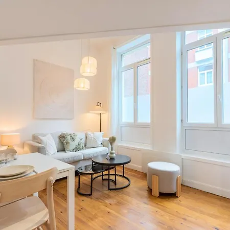 Charming Renovated And Bright In The Center Apartment *