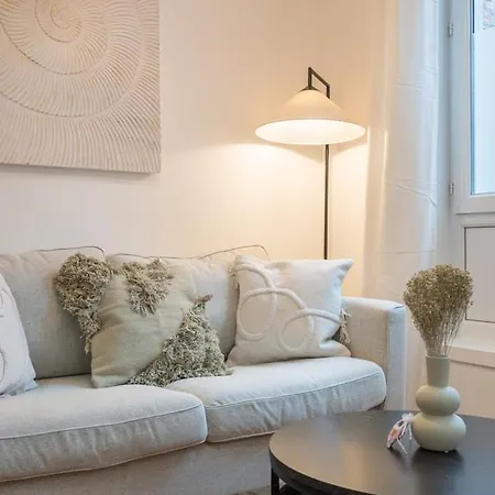 Charming Renovated And Bright In The Center *